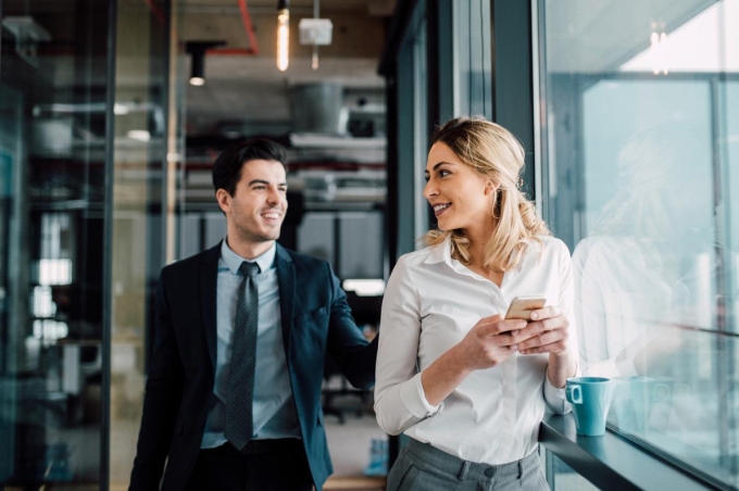 Derrière une tromperie se cache souvent un cheminement plus discret, fait de doutes, de non-dits ou de fragilités que l’on peine à regarder en face. filadendron / Getty Images