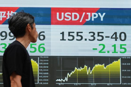Panneau affichant le taux de change entre le dollar américain et le yen japonais, à Tokyo, le 3 août 2026. EUGENE HOSHIKO/AP