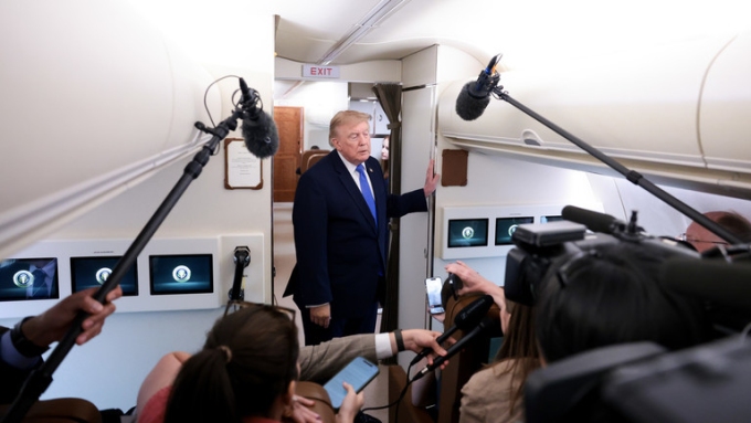 US President Donald Trump speaks to reporters aboard Air Force One, August 2, 2026 ©  Anna Moneymaker / Getty Images