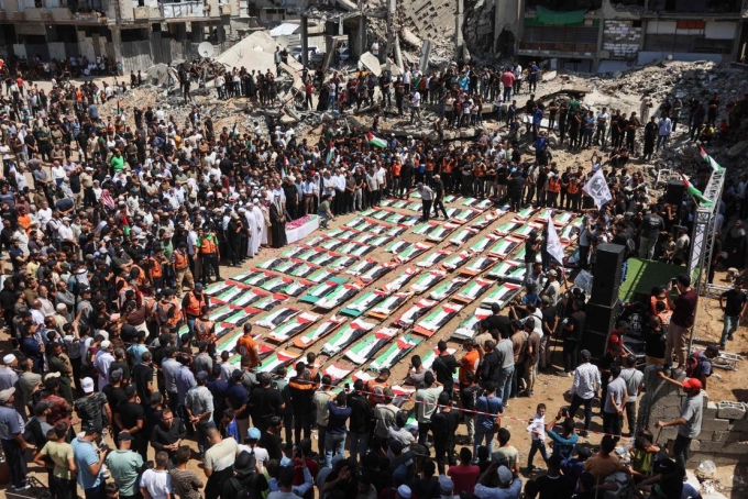 Lors des funérailles de membres des familles Abou Sharia et Al-Hasayna, à Gaza, le 4 août 2026. OMAR AL-QATTAA/AFP