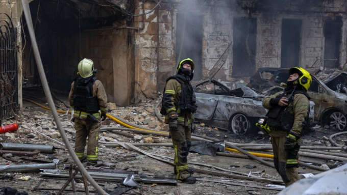 Des pompiers ukrainiens éteignent un incendie dans des bâtiments touchés par des frappes aériennes russes dans la ville portuaire d'Odessa, le 9 août 2026 © Oleksandr GIMANOV / AFP