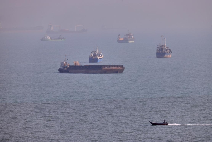 Des navires dans le détroit d’Ormuz au large de Bandar-e Abbas (Iran), le 5 août 2026. AMIRHOSEIN KHORGOOI/ISNA VIA AP
