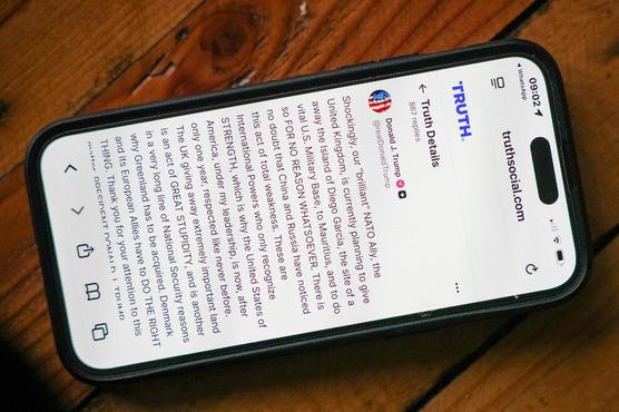Une publication du président américain sur son réseau social, Truth Social, en janvier 2026. CHRISTOPHER FURLONG/GETTY IMAGES EUROPE/GETTY IMAGES VIA AFP