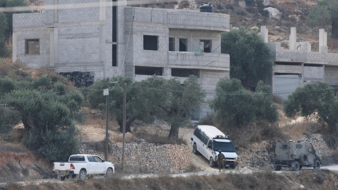 Des soldats israéliens interviennent près d'une maison qui a été prise pour cible par des colons dans le village palestinien de Qusra, le 29 août 2026. PHOTO : REUTERS / AMMAR AWAD