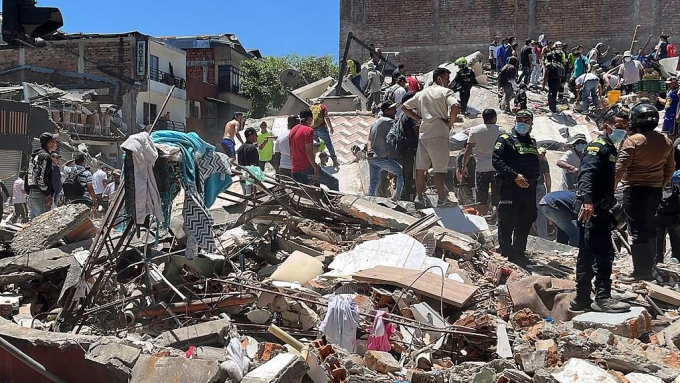 Les secouristes recherchent des survivants dans les décombres d’un immeuble effondré à la suite d’un tremblement de terre survenu à Pereira, en Colombie, le 10 août 2026.  Photo : Getty Images / ROBERTO BETANCOURT / AFP