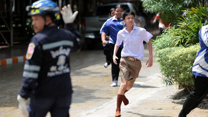 Des élèves s'enfuient de leur école à Bangkok, en Thaïlande, après une fusillade survenue le 7 août 2026.  Photo : Reuters / Chalinee Thirasupa