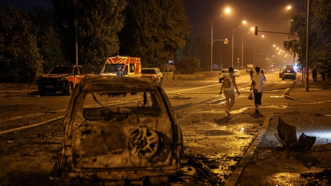 Des Ukrainiens marchent dans la rue après une frappe russe mortelle dans la région de Kiev, le 1er août 2026.  Photo : Reuters / Anatolii Stepanov