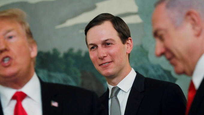 Jared Kushner (centre) se tient entre le président américain Donald Trump et le premier ministre israélien Benyamin Nétanyahou à la Maison-Blanche, à Washington, le 25 mars 2019.  Photo : Reuters / Carlos Barria