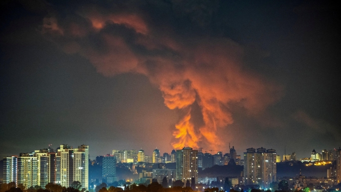 De la fumée s'élève dans la ville lors d'un tir de missile russe, à Kiev, en Ukraine, le 5 août 2026.  Photo : Reuters / Vladyslav Sodel