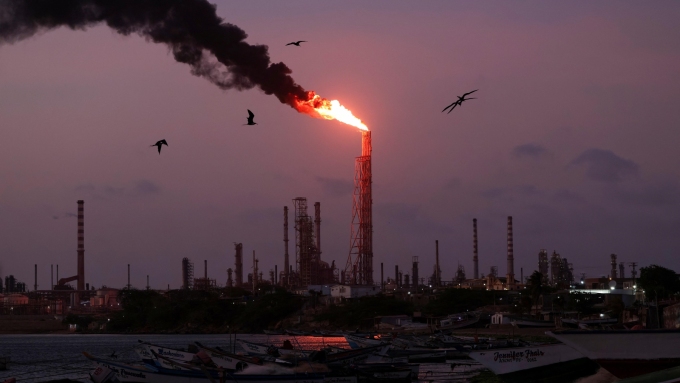 Des années de sous-investissement, de défaillances d’équipement et de pénuries ont entravé la production de carburant au Venezuela. (Photo d'archives) PHOTO : REUTERS / GABY ORAA