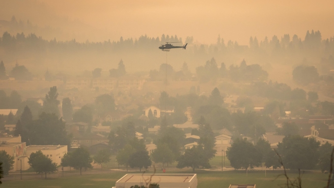 Les opérations aériennes se poursuivaient samedi au-dessus des secteurs habités de Summerland, alors que la fumée réduit fortement la visibilité.  Photo : Radio-Canada / Ben Nelms