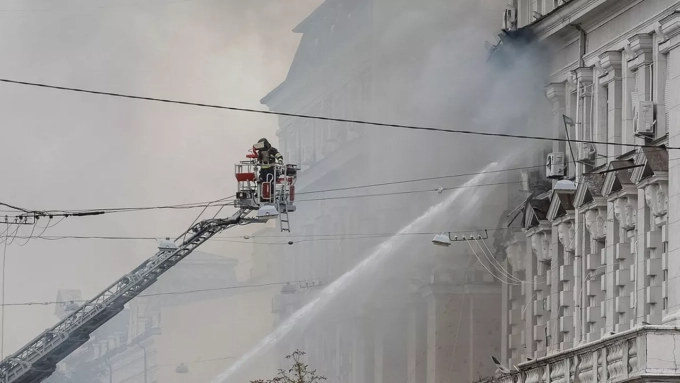 Un pompier intervient sur le site du siège des services de sécurité ukrainiens, touché par une frappe de drone russe, à Kiev, en Ukraine, le 4 septembre 2026. (Gleb Garanich/Reuters)