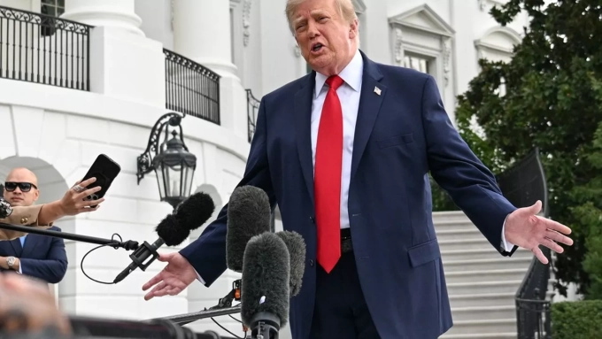 Le président américain Donald Trump répondant aux médias devant la Maison-Blanche, à Washington, le 26 septembre 2026. (REUTERS/Annabelle Gordon)