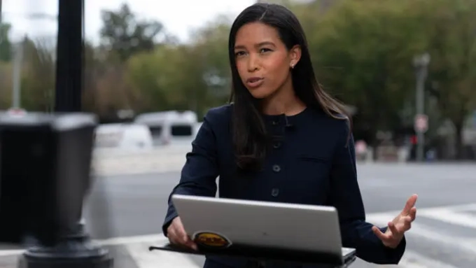 Akayla Gardner, journaliste de MS NOW à la Maison Blanche, travaille près du complexe de la Maison Blanche le 20 septembre 2026 à Washington. © Jose Luis Magana, AP
