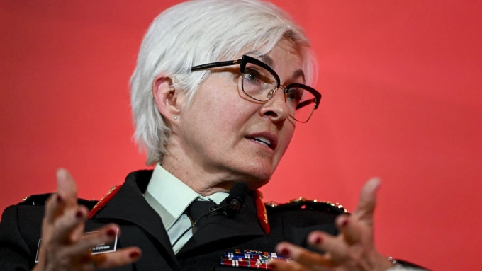 La cheffe d'état-major de la Défense canadienne, la générale Jennie Carignan, est candidate au poste de présidente du Comité militaire de l’OTAN. (Photo d'archives)  Photo : La Presse canadienne / Spencer Colby