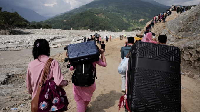 Des habitants traversent le district de Nuwakot en direction de celui de Rasuwa, où se trouve leur village, le 21 septembre 2026.  Photo : Reuters / Navesh Chitrakar