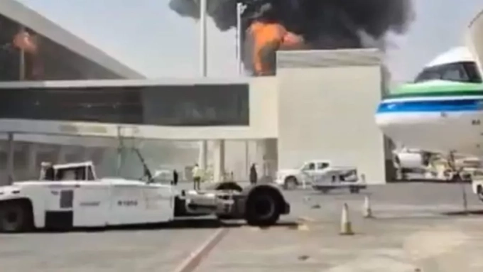 Des flammes s'élevant d'un incendie à l'aéroport international King-Khalid de Riyad, en Arabie saoudite, le vendredi 9 octobre 2026. (Photo/Ap/SIPA)