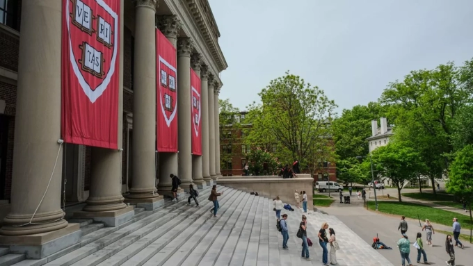 L'entrée de la Widener Library à l'université américaine d'Harvard, en mai 2026. (Photo Robert Holmqvist/Zuma/SIPA)