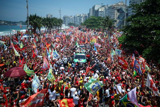 Au Brésil, les soutiens de Lula et de Bolsonaro mobilisés jusqu’au bout : « Mon père ne votait plus. Je l’ai convaincu que cette élection était la plus importante de notre vie »