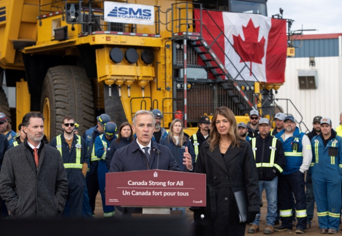 Prime Minister Mark Carney and Alberta Premier Danielle Smith in Fort McMurray, Alberta, earlier this month. TODD KOROL/REUTERS