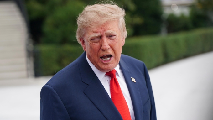 Le président Donald Trump s'en est pris à son homologue ukrainien Volodymyr Zelensky, samedi. PHOTO : ASSOCIATED PRESS / NATHAN HOWARD