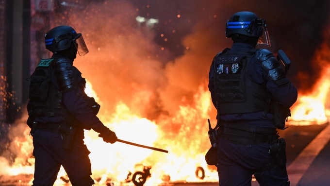 Les images des émeutes violentes en France ont fait le tour du monde. Photo : Getty Images / AFP / MATTHIEU RONDEL