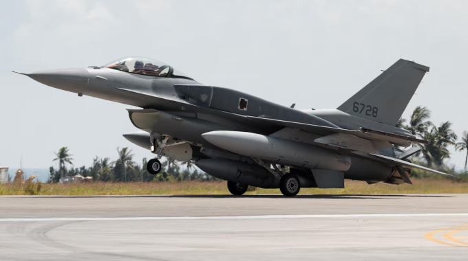Un des deux avions de chasse récemment acquis par Taïwan à la base aérienne de Chihhang, à Taitung, le 2 octobre 2026.  Photo : Getty Images / Cheng Yu-Chen