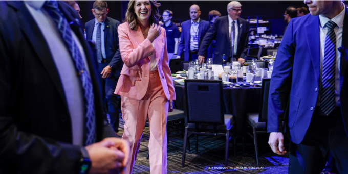 Danielle Smith, lors d’un dîner du Parti conservateur uni, à Calgary (Canada), le 5 juin 2026. JEFF MCINTOSH/THE CANADIAN PRESS VIA AP
