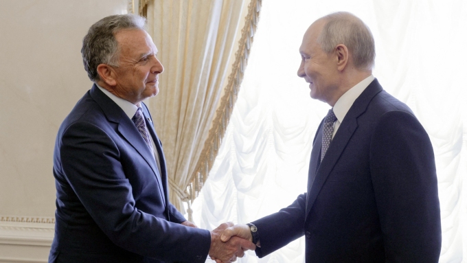 Le président de la Russie, Vladimir Poutine (à droite), salue l'envoyé spécial américain Steve Witkoff (à gauche) avant leur rencontre à Saint-Pétersbourg, le 21 octobre 2026.  Photo : Getty Images / GAVRIIL GRIGOROV
