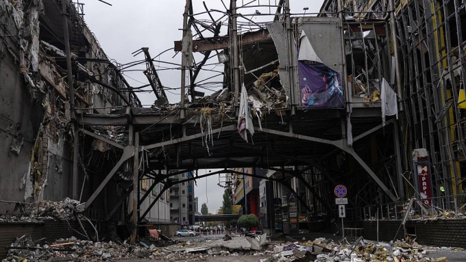 Au cours de la nuit, l'armée russe a visé Kiev et ses alentours avec 16 missiles balistiques, causant d'énormes dégâts, comme ici, dans ce centre commercial.  Photo : Getty Images / AFP / OLEKSII FILIPPOV