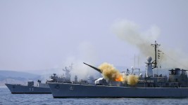 A missile launched from the Bulgarian navy frigate "Drazki" during BREEZE 2014 military drill in the Black Sea © Reuters / Stoyan Nenov