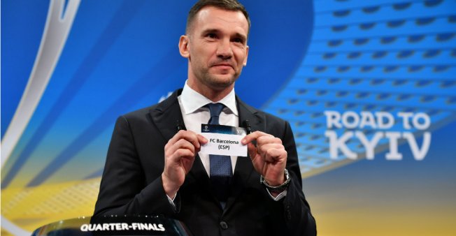 © Fabrice Coffrini, AFP | Ukrainian former football player and ambassador for the UEFA Champions League final in Kiev Andriy Shevchenko shows the slip of FC Barcelona during the quarter final draw at UEFA headquarters in Nyon on March 16, 2018.