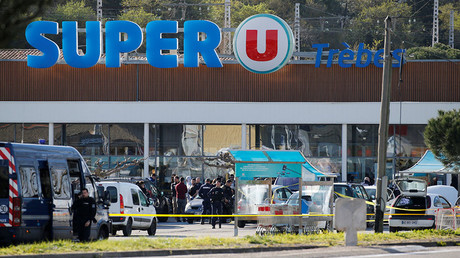 A general view shows gendarmes and police officers at a supermarket after a hostage situation in Trebes, France, March 23, 2018 © Regis Duvignau / Reuters