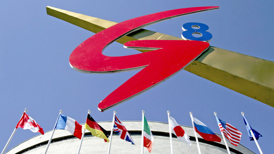 FILE PHOTO: The national flags of the G8 countries and the flag of the European Union fly near a logo of the G8 summit in St Petersburg July 13, 2006. © Alexander Demianchuk / Reuters