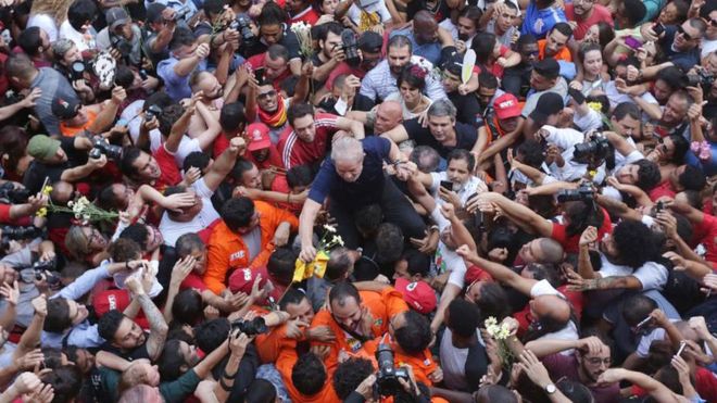 GETTY IMAGES / Lula is lifted by supporters at the steelworkers' union building in Sao Paulo