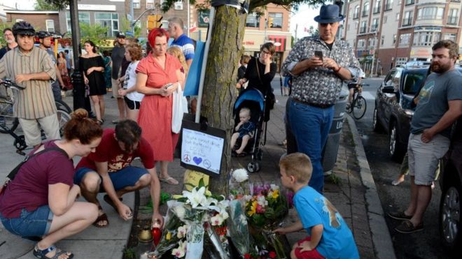 AFP / Mourners leave flowers at a memorial for the victims of a mass shooting on Danforth Avenue in Toronto