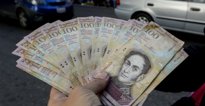 © Federico Parra, AFP | A man queues outside Venezuela's Central Bank in Caracas to change his 100 Bolivar notes on December 16, 2016, before they turned worthless.