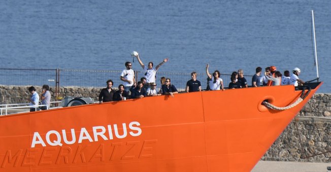 © AFP, Boris Horvat | People wave as the rescue ship Aquarius arrives at the French port of Marseille on June 29, 2018.