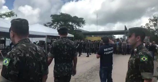 © Isac Dantes / AFP (screen grab) | Brazilian police and military look on at the border town of Pacaraima after residents attacked Venezuelan immigrants on August 18, 2018.