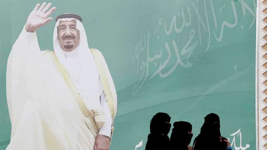 Women walk past a poster of Saudi Arabia's King Salman bin Abdulaziz Al Saud © Faisal Al Nasser / Reuters