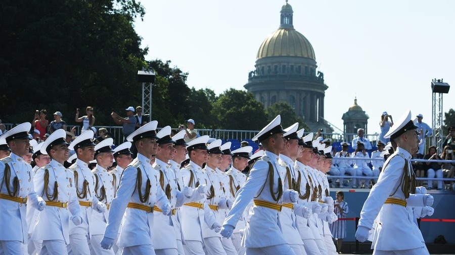 Military personnel ahead of the Main Naval Parade to mark Russian Navy Day in St. Petersburg. Background: St. Isaac Cathedral © Alexei Danichev / Sputnik