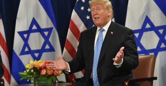 © Nicholas Kamm, AFP | US President Donald Trump speaks as he meets with Israeli Prime Minister Benjamin Netanyahu on September 26, 2018 in New York on the sidelines of the UN General Assembly.