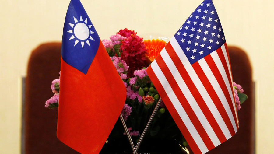 FILE PHOTO: Flags of Taiwan and US © Tyrone Siu / Reuters