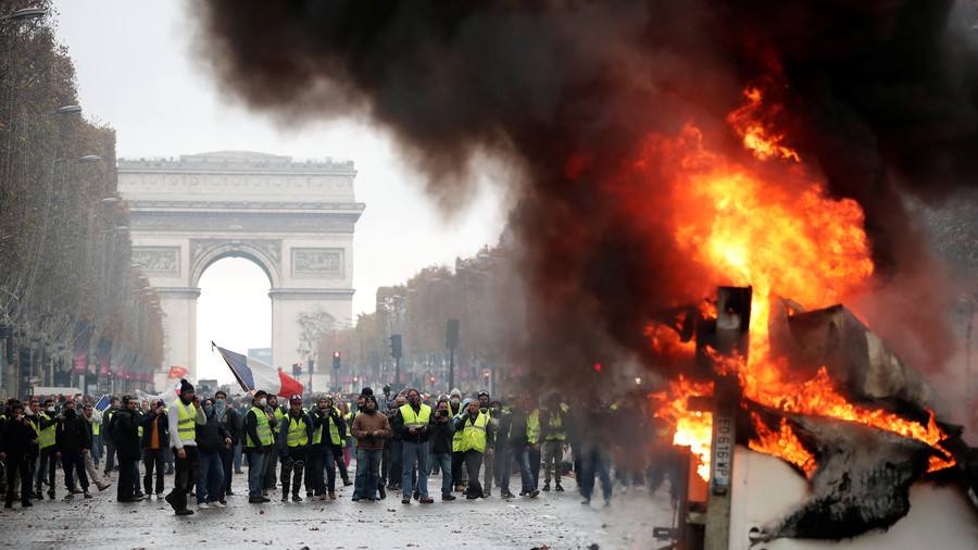 A truck burns during a "Yellow vest" protest in Paris © Reuters / Benoit Tessier