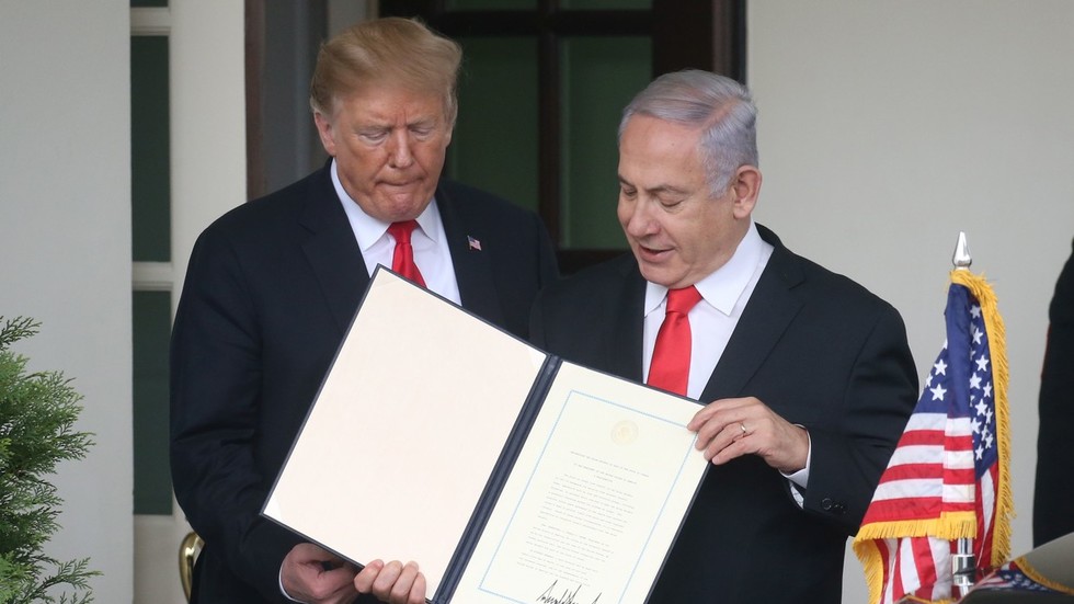 U.S. President Donald Trump and Israel's Prime Minister Benjamin Netanyahu pose with a presidential proclamation recognizing "Israel's sovereignty over the Golan Heights" , March 25, 2019 © Reuters / Leah Millis
