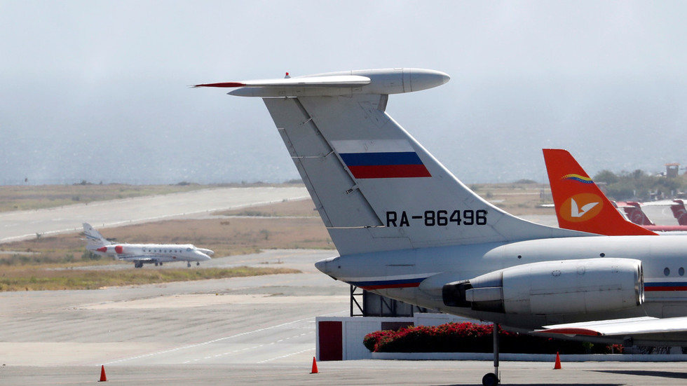 FILE PHOTO: An airplane with the Russian flag is seen at Simon Bolivar International Airport in Caracas © Reuters / Carlos Jasso