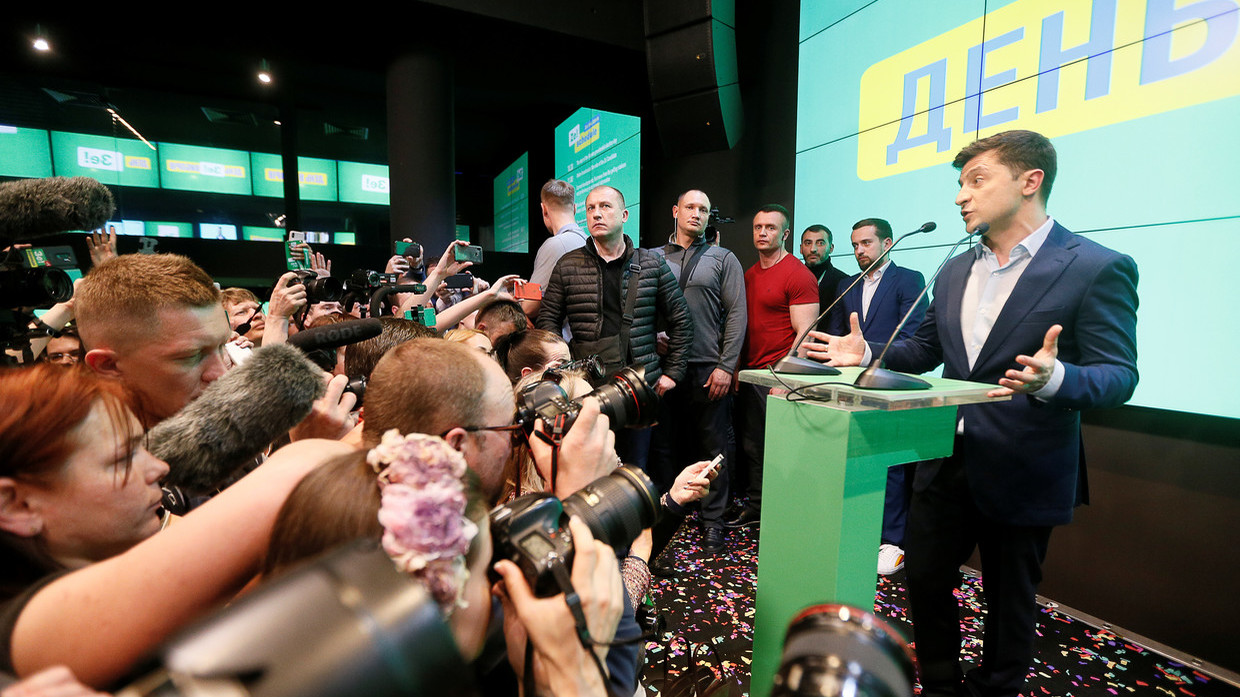 Ukrainian presidential candidate Volodymyr Zelenskiy speaks at his campaign headquarters in Kiev, Ukraine on April 21, 2019. ©  Reuters / Valentyn Ogirenko