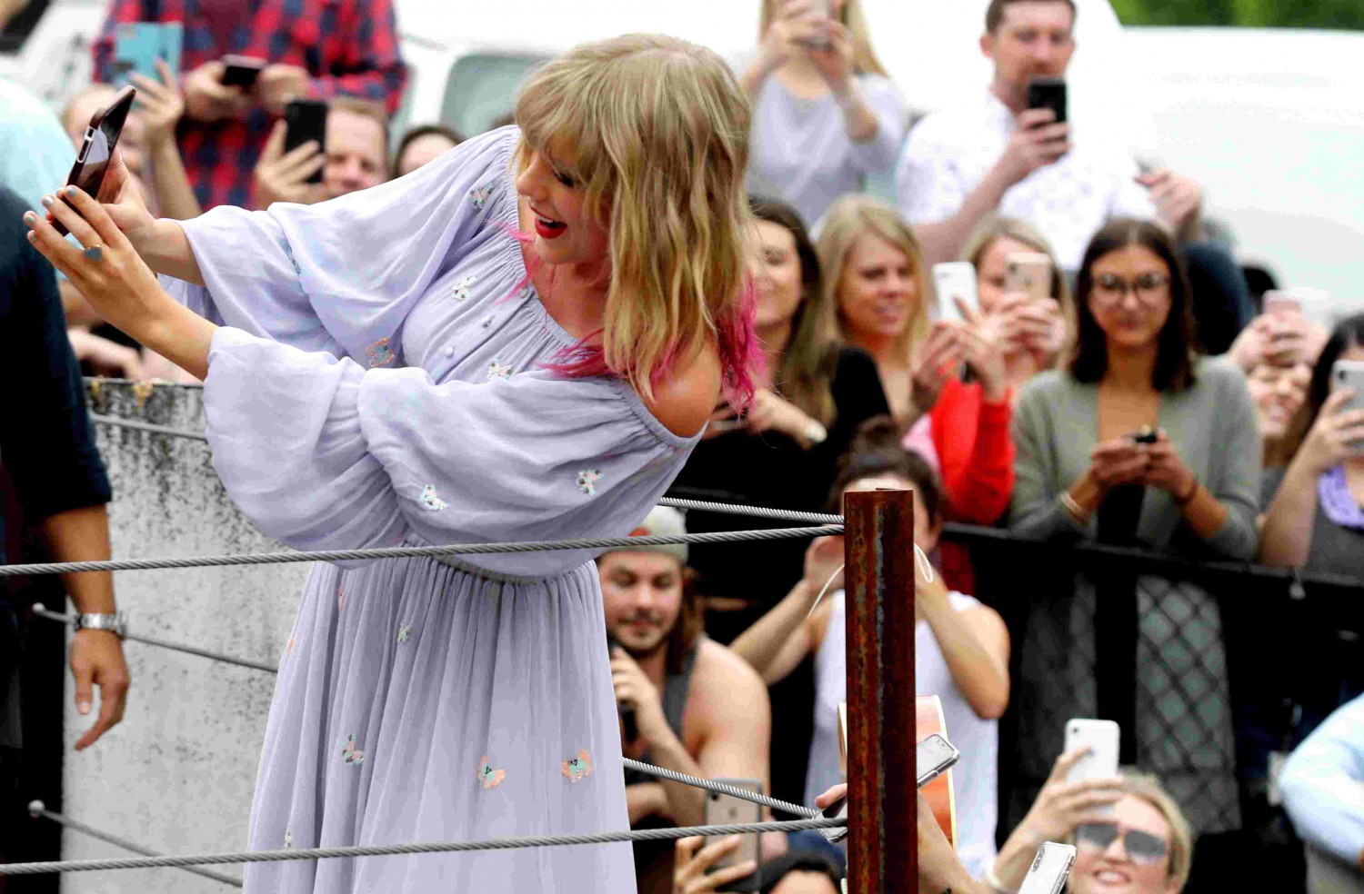 Taylor Swift makes a surprise appearance at her Nashville mural