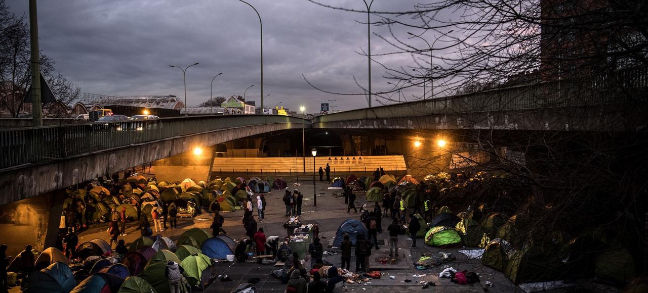 Le long du boulevard périphérique, Porte de la Chapelle, on dénombre plus de 600 tentes occupées par des migrants livrés à eux-mêmes. CHRISTOPHE ARCHAMBAULT/AFP