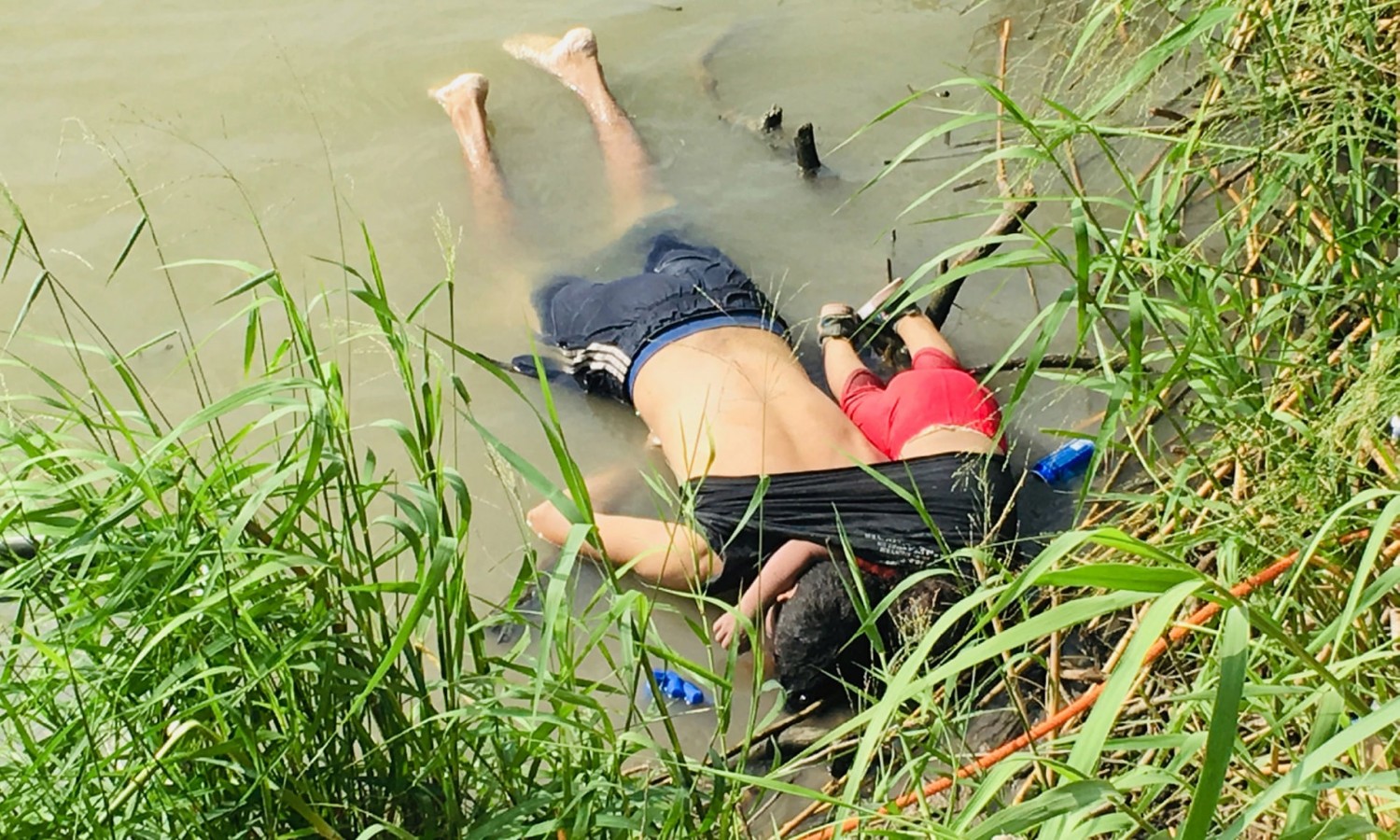  The bodies of Salvadoran migrant Óscar Alberto Martínez Ramírez and his daughter Valeria lie on the bank of the Rio Grande in Matamoros, Mexico, on Monday. Photograph: Julia Le Duc/AP